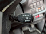 高速道路で便利な【クルーズコントロール】も装着済み。アクセルを離しても一定速度で走行ができる装備です。加速減速もスイッチ操作でOKです。