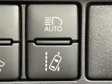 【レーンディパーチャーアラート(LDA)】クルマが車線または走路から逸脱する可能性がある場合に、ブザーまたはハンドルの振動により注意をうながします。機能には限界があるためご注意ください。