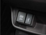◆USB接続端子◆スマホやiPodなどを接続して、いつもの音楽を車内でもお楽しみいただけます♪