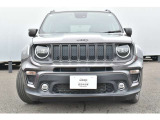 グラナイトカラーのJEEPバッジ、ダークグレーグリルが特別仕様となります