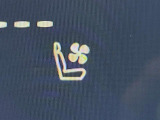 【シートヒーター&ベンチレーション】夏場は涼しい風でお尻や背中の熱やムレを防ぎ、冬はエアコンよりも早く温まってポカポカに!季節を問わず快適に過ごせます。