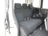 後席を倒せばフラットな状態になりますよ!荷室容量を拡大することも可能です!
