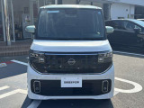 しっかりとしたフロント周りに大きなフロントガラスで見通しも良いですよ!