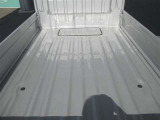 サビや目立つ凹みも少なく綺麗な状態を保った広々とした荷台。コンテナや長尺物もたっぷり積載でき、作業効率がアップ!