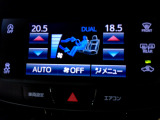 オートエアコンは左右席で独立温度コントロールが可能です。運転席はキンキンに冷やして助手席はマイルドにと言った設定が可能です。暑さ寒さでケンカすることもなくなりますね。
