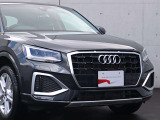 ●一目でAudiとわかる特徴的なシングルフレームグリル・LEDランプ。精悍なフロントマスクからAudiのスマートで上品なブランドを連想させてくれます。女性にも大変ご好評頂いております。