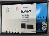 スマートキーは鍵をバッグに入れたままでもドアロックの開閉やエンジンのON・OFFができます。夜間や雨の日も鍵を探さなくて良いので便利です。