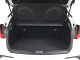 後席シートは6:4分割可倒式を採用し、シート肩口のレバー操作で、荷室の拡大も可能です。