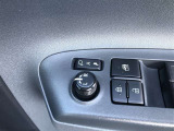 電動格納式ドアミラー付き。 狭い駐車場へ停めた時に、ボタン1つで左右のミラーをたたむ事ができます。