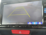 【リアカメラ】リバースに入れるだけで後方の映像が映ります。安全確認や、狭い駐車場での車庫入れ、雨の日や夜間など視界の悪い時に便利です。安全にバックする為には欠かせない装備です。