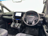 運転席まわりです。 各操作スイッチは使いやすい位置に配置されてます。