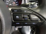 ステアリングには運転中でも簡単に操作できる各種スイッチついてます