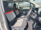 ●前席:ゆったりとしたドライバースペースで、長時間の運転でも快適にお過ごしいただけます。