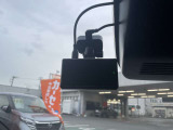最近では付いてる車も多くなってきました。中古車ではまだまだ付いていればラッキーなドライブレコーダーです♪