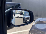 車線変更を行う際、後方から車両が接近していたらランプが点灯してお知らせしてくれます。