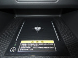 ワイヤレス充電器がついています。対応スマートフォンを置くだけで充電が可能です。