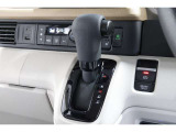 インパネシフトだから視線の移動も少なく足元もスッキリ♪運転席もゆったりしているのでゆとりを持ってドライブできますね!