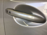 スマートキーを所持している状態でロックボタンを押すと、車両すべてのドアの解錠や施錠を行うことが出来ます。
