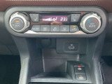 オートエアコン。運転席、助手席を温めるシートヒーターのスイッチです。