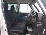 スタイリッシュなダークカラーの内装色がおしゃれです♪広々とした運転席周りで、もちろんルームクリーニング済みです!