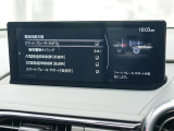 こちらのお車には先進安全装備が多数搭載されています。衝突被害を回避あるいは軽減するためのブレーキや、後方死角からの接近警報、車線逸脱を防止する警報装置など、詳しくはスタッフまでお尋ねください。