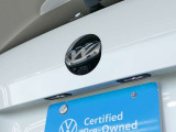 バックカメラ始動時にはVWのエンブレムが動いてカメラがボディの中心位置で映し出します。