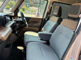 運転席シートには肘掛もついてます。