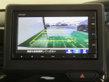 車両後方の映像を映すバックモニター。進路を確認しながら安全に車庫入れできます。