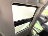 【サンルーフ】開放感たっぷりの希少装備、サンルーフが装着されています!車内に明かりを取り入れたり景色を楽しむ以外にも、車内の空気も簡単に換気できて快適です!