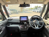 ワイドなガラスエリアで視界も広々、開放感にも安全面にも寄与します