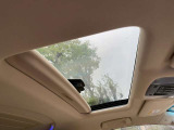 解放感溢れる【サンルーフ】☆車内には爽やかな風や太陽の穏やかな光が差し込みます☆