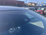 フロントガラスの上部には衝突軽減ブレーキの装置も付いており、より安全に運転を楽しんでいただくことができます。
