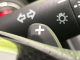 【パドルシフト】ハンドルから手を離さずに素早くシフトアップ&ダウンができるので、エンジンブレーキを使う下り坂や高速道路の合流で加速したい場面で役立ちます。