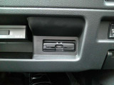 運転席から手の届く位置に ETC2.0車載器付いております。高速道路の料金所もスムーズに通過できますよ♪