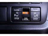 後席の両側電動スライドドアは運転席側からも操作できます。ON/OFFの切り替えが出来ますので、状況によって使い分けられます。