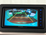 【バックカメラ】 駐車時に車両後方の様子を見ることができるので、運転の不安を軽くします。