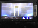 バックカメラの画像です。ガイドラインがスムースな車庫入れをサポートいたします。車庫入れの安心感がアップしますね。