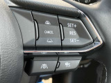 車速や車間距離を一定に保つレーダークルーズコントロール機能を搭載。高速道路などで長距離をドライブされる際などに、とても便利な機能です。