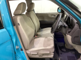 女性でも運転がしやすいように、シートの高さ調整機能(シートリフター)がついています。運転席と助手席の間が空いている為、助手席側への移動がスムーズです。交通量の多い道でも助手席側から乗り降りができます。