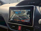 【バックカメラ】運転席から画面上で安全確認ができます。駐車が苦手な方にもオススメな便利機能です。