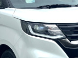【LEDヘッドライト】悪天候や夜間走行時も良好な視界を確保し安心して運転できる高輝度LEDヘッドライトを装備!点灯速度が早く、消費電力も抑えられています。