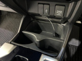 ナビとの接続や携帯電話の充電に便利なUSB端子を装備しております。充電中も携帯電話を置いて置けるスペースもあり便利です
