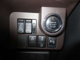 運転席から操作できる両側パワースライドドアのコントロールスイッチです(挟み込み防止機能付)