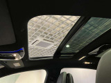 パノラミックルーフで明るい車内と開放感あるドライブをお楽しみいただけます。