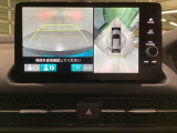 マルチビューカメラシステム搭載車です。お車の周囲を全方位でカバーします。後方・前方・両脇と、コンディションが悪い視界でもカラーモニターに映し出した映像がドライバーをサポートします。