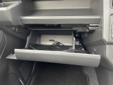 【グローブボックス】大容量のグローブボックスです!!車検証ケース他、日頃使う小物類の収納スペースもたくさんあります!