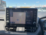 スマートフォン連携対応のディスプレイオーディオを装備。Apple CarPlayやAndroid Auto対応機種なら、地図アプリや音楽、通話などを大画面で快適に操作でき、毎日のドライブをより便利に楽しめます。