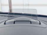 【ヘッドアップディスプレイ】現在の速度や走行情報をデジタル表示で運転席前方のガラスに投影!運転中、目線をずらさず必要な情報を確認できるのでとっても便利で安心!