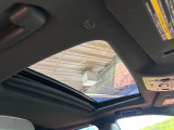 【サンルーフ】開放感たっぷりの希少装備、サンルーフが装着されています!車内に明かりを取り入れたり景色を楽しむ以外にも、車内の空気も簡単に換気できて快適です!
