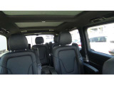 開放感たっぷりの希少装備、サンルーフが装着されています!車内に明かりを取り入れたり景色を楽しむ以外にも、車内の空気も簡単に換気できて快適です!
